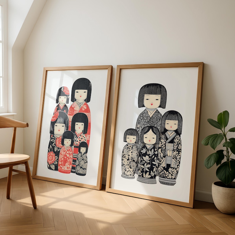 Puede incluir: Dos impresiones enmarcadas con mu&ntilde;ecas Kokeshi japonesas. Las mu&ntilde;ecas tienen cabello negro y visten kimonos estampados en rojo, negro y blanco. Los marcos son de madera clara y las impresiones se exhiben contra una pared blanca.