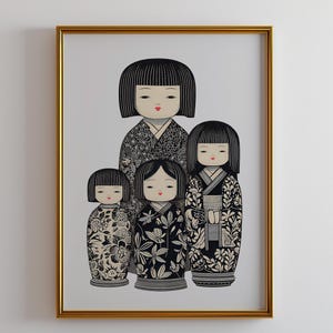 Puede incluir: Una impresi&oacute;n enmarcada con cuatro mu&ntilde;ecas japonesas estilizadas. Las mu&ntilde;ecas tienen cabello negro, labios rojos y visten kimonos estampados en blanco y negro. La obra de arte est&aacute; sobre un fondo blanco y enmarcada en dorado.