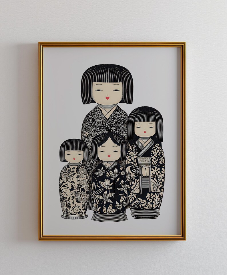 Puede incluir: Una impresi&oacute;n enmarcada con cuatro mu&ntilde;ecas japonesas estilizadas. Las mu&ntilde;ecas tienen cabello negro, labios rojos y visten kimonos estampados en blanco y negro. La obra de arte est&aacute; sobre un fondo blanco y enmarcada en dorado.