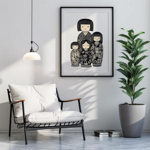Puede incluir: Una impresi&oacute;n enmarcada con una ilustraci&oacute;n estilizada de cinco mu&ntilde;ecas Kokeshi japonesas. Las mu&ntilde;ecas est&aacute;n representadas en blanco y negro con patrones florales y geom&eacute;tricos. La impresi&oacute;n se muestra en una pared blanca sobre un sill&oacute;n moderno.