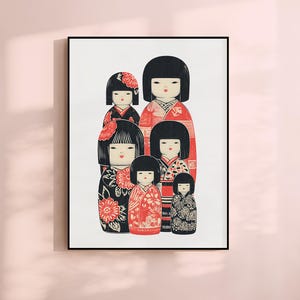 Puede incluir: Una impresi&oacute;n enmarcada con seis mu&ntilde;ecas Kokeshi japonesas. Las mu&ntilde;ecas tienen cabello negro, labios rojos y visten kimonos estampados en rojo, negro y blanco. La impresi&oacute;n se muestra sobre un fondo blanco.