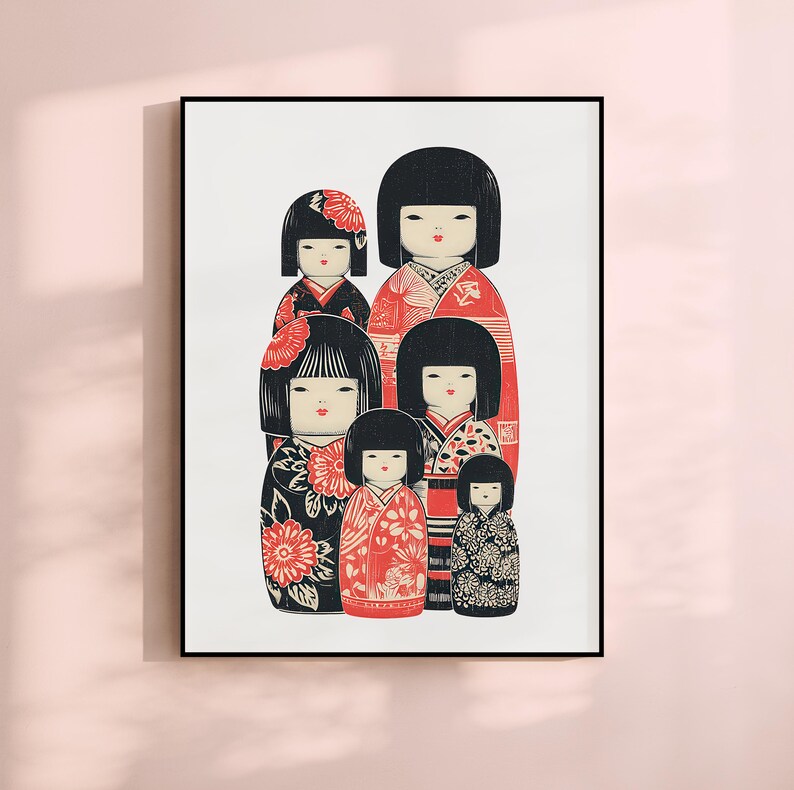 Puede incluir: Una impresi&oacute;n enmarcada con seis mu&ntilde;ecas Kokeshi japonesas. Las mu&ntilde;ecas tienen cabello negro, labios rojos y visten kimonos estampados en rojo, negro y blanco. La impresi&oacute;n se muestra sobre un fondo blanco.
