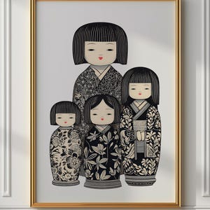 Puede incluir: Una impresi&oacute;n enmarcada con cuatro mu&ntilde;ecas Kokeshi japonesas estilizadas. Las mu&ntilde;ecas est&aacute;n representadas en blanco y negro con intrincados patrones de kimono. La impresi&oacute;n est&aacute; en un marco dorado sobre un fondo blanco.
