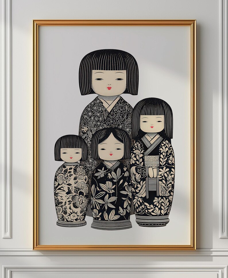 Puede incluir: Una impresi&oacute;n enmarcada con cuatro mu&ntilde;ecas Kokeshi japonesas estilizadas. Las mu&ntilde;ecas est&aacute;n representadas en blanco y negro con intrincados patrones de kimono. La impresi&oacute;n est&aacute; en un marco dorado sobre un fondo blanco.