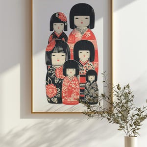 Puede incluir: Una impresi&oacute;n enmarcada con un grupo de mu&ntilde;ecas Kokeshi japonesas estilizadas. Las mu&ntilde;ecas tienen cabello negro, labios rojos y visten kimonos estampados en rojo, negro y blanco. La obra de arte est&aacute; enmarcada en oro sobre un fondo blanco.