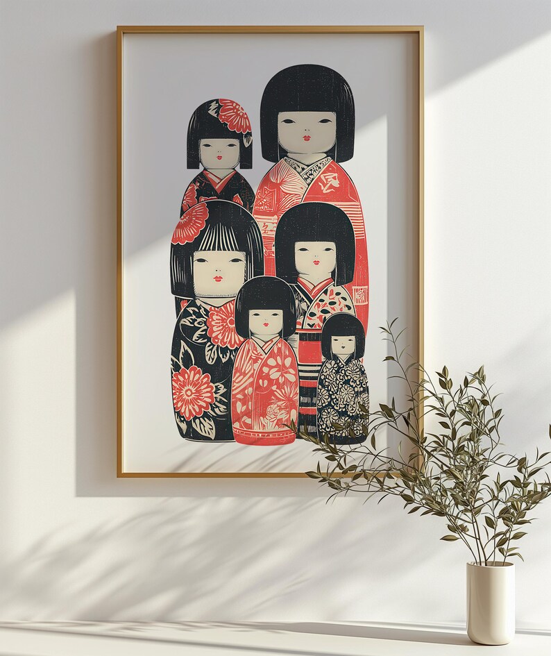 Puede incluir: Una impresi&oacute;n enmarcada con un grupo de mu&ntilde;ecas Kokeshi japonesas estilizadas. Las mu&ntilde;ecas tienen cabello negro, labios rojos y visten kimonos estampados en rojo, negro y blanco. La obra de arte est&aacute; enmarcada en oro sobre un fondo blanco.