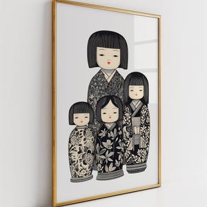 Puede incluir: Una impresi&oacute;n enmarcada con cuatro mu&ntilde;ecas Kokeshi japonesas estilizadas. Las mu&ntilde;ecas tienen cabello negro y visten kimonos estampados en blanco y negro. La impresi&oacute;n est&aacute; en un marco dorado, sobre un fondo blanco.
