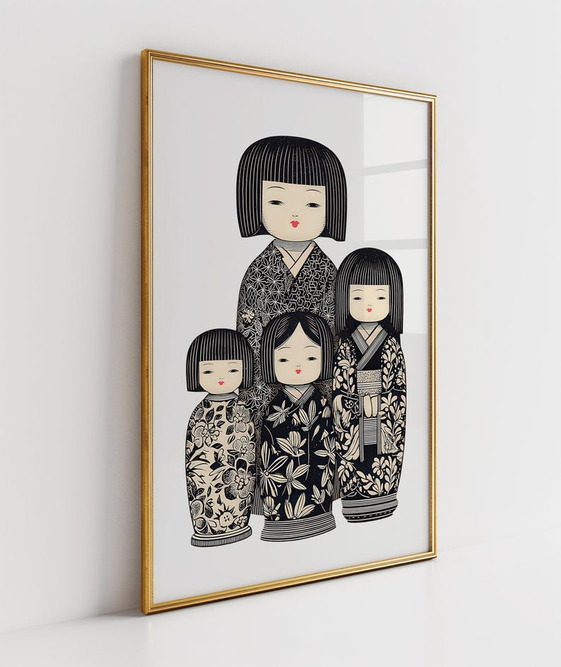 Puede incluir: Una impresi&oacute;n enmarcada con cuatro mu&ntilde;ecas Kokeshi japonesas estilizadas. Las mu&ntilde;ecas tienen cabello negro y visten kimonos estampados en blanco y negro. La impresi&oacute;n est&aacute; en un marco dorado, sobre un fondo blanco.