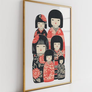 Puede incluir: Impresi&oacute;n enmarcada con seis mu&ntilde;ecas Kokeshi japonesas. Las mu&ntilde;ecas tienen cabello negro y visten kimonos estampados en rojo, negro y blanco. La obra de arte se presenta en un marco dorado, creando una pieza decorativa.
