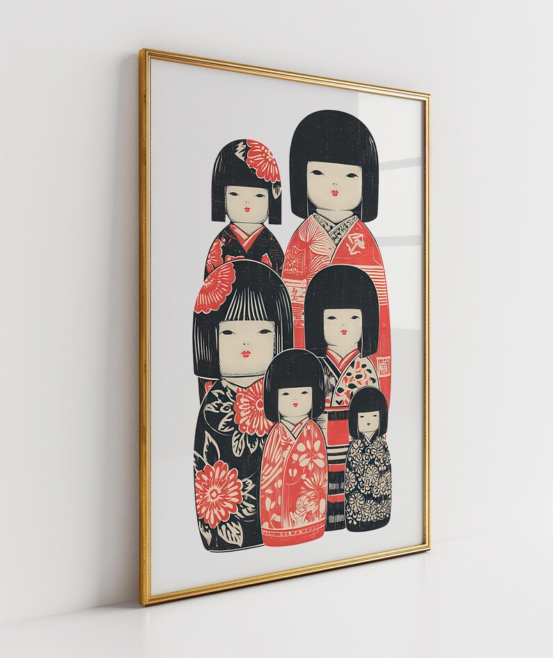 Puede incluir: Impresi&oacute;n enmarcada con seis mu&ntilde;ecas Kokeshi japonesas. Las mu&ntilde;ecas tienen cabello negro y visten kimonos estampados en rojo, negro y blanco. La obra de arte se presenta en un marco dorado, creando una pieza decorativa.
