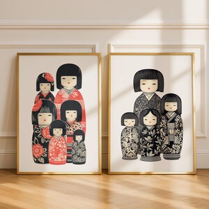 Puede incluir: Dos impresiones enmarcadas con mu&ntilde;ecas Kokeshi japonesas estilizadas. Una impresi&oacute;n muestra mu&ntilde;ecas con patrones florales rojos y negros, mientras que la otra muestra dise&ntilde;os florales en blanco y negro. Ambas impresiones tienen marcos dorados.