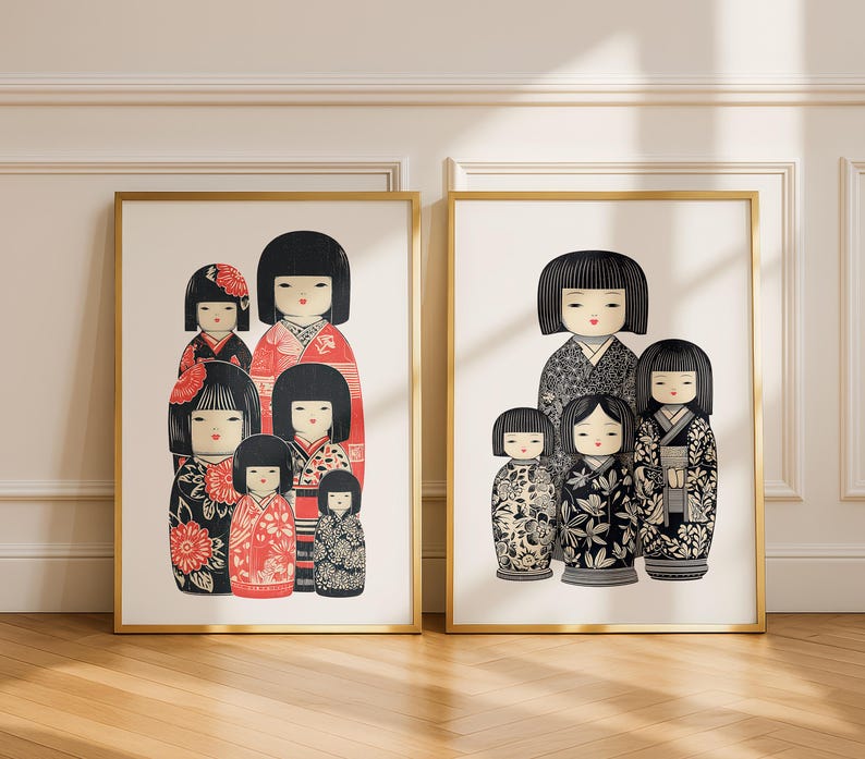 Puede incluir: Dos impresiones enmarcadas con mu&ntilde;ecas Kokeshi japonesas estilizadas. Una impresi&oacute;n muestra mu&ntilde;ecas con patrones florales rojos y negros, mientras que la otra muestra dise&ntilde;os florales en blanco y negro. Ambas impresiones tienen marcos dorados.