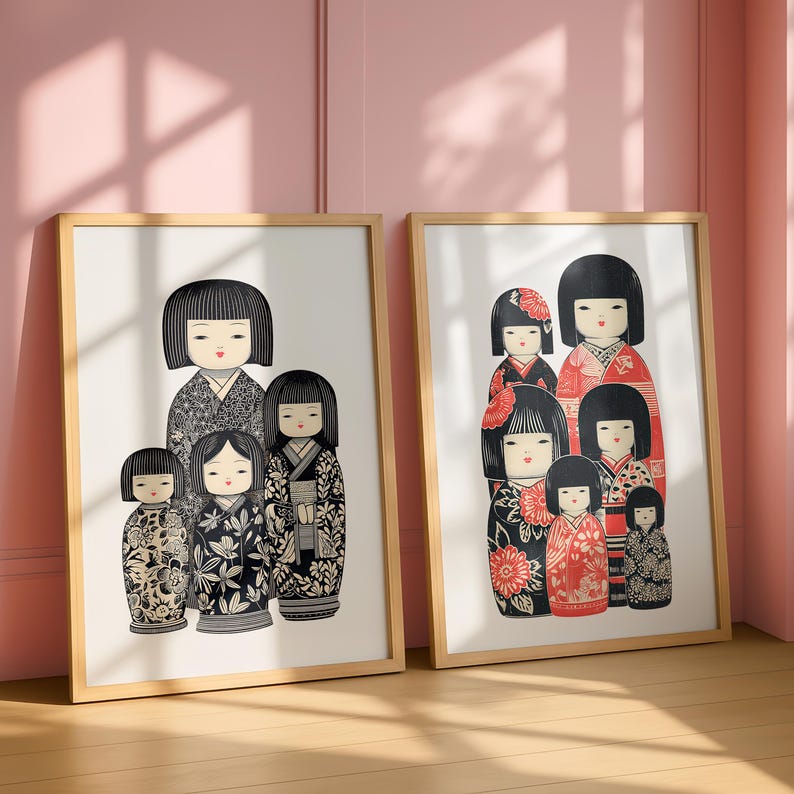 Puede incluir: Dos impresiones enmarcadas con mu&ntilde;ecas Kokeshi japonesas. Las mu&ntilde;ecas est&aacute;n representadas con atuendos tradicionales con patrones florales y geom&eacute;tricos en negro, blanco y rojo. Las impresiones se exhiben contra una pared rosa y un suelo de madera.