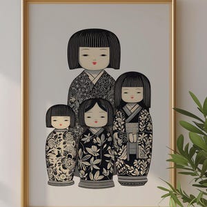 Puede incluir: Una impresi&oacute;n enmarcada con cuatro mu&ntilde;ecas Kokeshi japonesas. Las mu&ntilde;ecas tienen cabello negro, labios rojos y visten kimonos estampados en blanco y negro. La impresi&oacute;n est&aacute; en un marco dorado, con un fondo blanco.