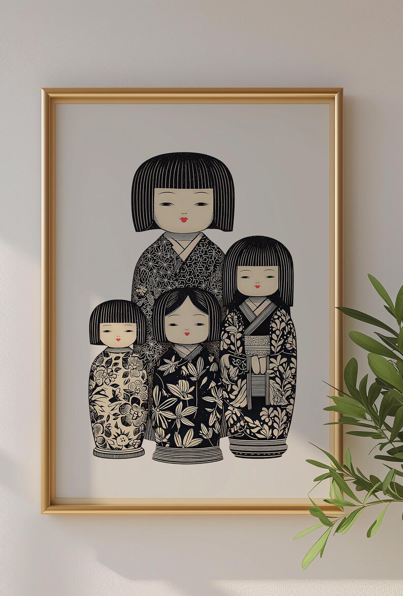 Puede incluir: Una impresi&oacute;n enmarcada con cuatro mu&ntilde;ecas Kokeshi japonesas. Las mu&ntilde;ecas tienen cabello negro, labios rojos y visten kimonos estampados en blanco y negro. La impresi&oacute;n est&aacute; en un marco dorado, con un fondo blanco.