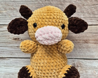 Peluche de vaca de ganchillo hecho a mano / Vaca amigurumi adorable / Regalo de peluche suave / Peluche inspirado en la vaca de las Tierras Altas / Animal de ganchillo kawaii