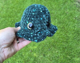 Peluche de medusa de ganchillo hecho a mano / Amigurumi de animal marino suave / Regalo de criatura marina adorable / Decoración para guardería / Juguete de peluche hecho a mano