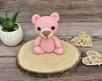 Oso de peluche rosa de ganchillo / Oso amigurumi / Oso de peluche adorable / Decoración para estante de guardería / Idea de regalo hecha a mano / Pequeño animal de ganchillo