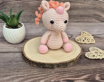 Peluche de unicornio de ganchillo / Unicornio amigurumi hecho a mano / Decoración de fantasía adorable / Regalo de ganchillo suave / Regalo para amantes de los unicornios
