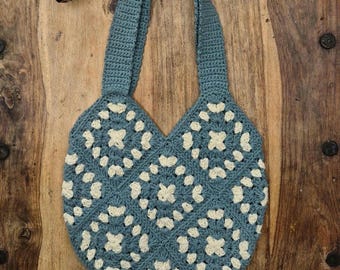 Bolso de hombro cuadrado estilo abuela de ganchillo / Bolso bohemio en tonos verde azulado y crema / Bolso de uso diario de estilo artesanal / Regalo ideal para amantes de los libros con estilo cottagecore