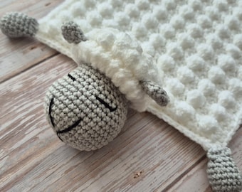 Manta de peluche de oveja tejida a mano a crochet / Manta de apego para bebé / Manta de seguridad suave y afelpada / Regalo para la habitación del bebé / Regalo para baby shower / Oveja amigurumi