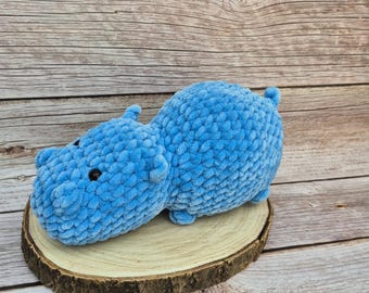 Peluche de hipopótamo azul hecho a mano a crochet / Juguete de hipopótamo amigurumi suave / Lindo regalo de peluche / Decoración para la habitación del bebé / Regalo para baby shower