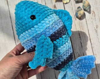 Peluche de pez de ganchillo hecho a mano – Juguete de peluche amigurumi suave de color azul océano