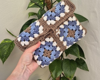 Funda para libros de ganchillo azul estilo cuadrado de la abuela / Protector de libros hecho a mano / Funda para Kindle / Regalo para amantes de los libros / Estuche para libros azul estilo boho / Cubierta para libros