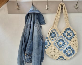 Bolso de mano cuadrado de ganchillo hecho a mano estilo abuela – Bolso de hombro estético en crema y azul / Bolso de verano estilo cottagecore / Regalo para ella
