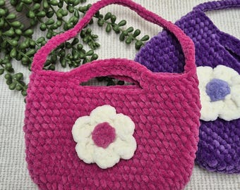 Bolso de ganchillo para niñas / Bolso de flores de peluche para niñas / Bolso infantil hecho a mano / Lindo mini bolso de hombro / Idea de regalo rosa y morado