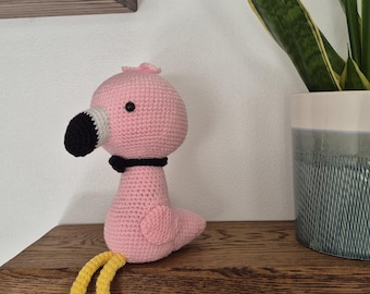 Handgemachtes Häkel-Flamingo Plüsch | Pinker Amigurumi-Flamingo | Weicher Plüschvogel | Kinderzimmer Dekor | Einzigartiges Geschenk | Handgemachtes Häkel-Spielzeug