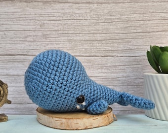 Peluche de ballena azul de ganchillo / Ballena amigurumi hecha a mano / Decoración infantil oceánica / Regalo de animal marino suave / Lindo juguete de ballena de ganchillo