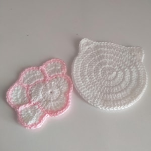 2 İn 1 Cute Cat Coaster Crochet Mug Rug – Boho Chic Flower Coasters, DIY Cup Holder & Unique Gift Idea for Cat Lovers and Home Decor Fans.