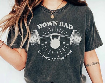Down Bad Crying At The Gym Shirt TS inspiriert, Lustiges Workout Gym T-Shirt Gewichtheben, Frauen Down Bad Crying Pullover, TS Geschenk für Freundin
