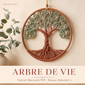 Op de afbeelding: Een ronde macramé wandhanger met een levensboomontwerp, voorzien van een bruine stam en saliegroene bladeren met kleine houten kralen, gevat in een houten ring. De tekst luidt BELVIE BY MAY, ARBRE DE VIE en Tutoriel Macramé PDF.