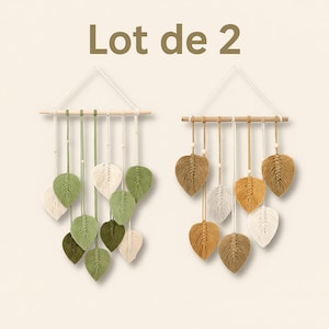 Könnte beinhalten: Zwei Makramee-Blatt-Wandbehänge. Einer hat grüne und cremefarbene Blätter, der andere hat beige, gelbe und cremefarbene Blätter. Jeder hat einen Holzstab und eine Aufhängeschnur. Der Text "Lot de 2" steht oben.