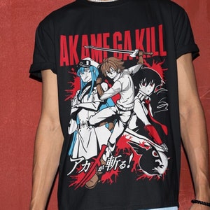 以下が含まれることがあります： 「アカメが斬る!」のアニメキャラクター3人が描かれた黒いTシャツ。キャラクターは剣を持って戦闘ポーズをとっており、背景は赤色。Tシャツには白い文字で「Akame ga Kill!」と、赤い文字で日本語の「アカメが斬る!」が書かれている。