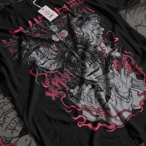 K&ouml;nnte beinhalten: Schwarzes T-Shirt mit einem grafischen Druck von vier Charakteren aus einer Manga-Serie. Die Charaktere sind in einem stilisierten Schwarzwei&szlig;-Stil mit roten Akzenten gezeichnet. Der Text "SHINGEKI NO KYOJIN" ist in Rot auf dem Shirt gedruckt.