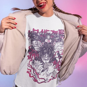 K&ouml;nnte beinhalten: Wei&szlig;es T-Shirt mit einem grafischen Druck einer Gruppe von Anime-Charakteren in Schwarzwei&szlig; mit roten Akzenten. Die Charaktere sind von rotem Rauch umgeben und der Text "血サカ" ist in Rot auf dem T-Shirt gedruckt.