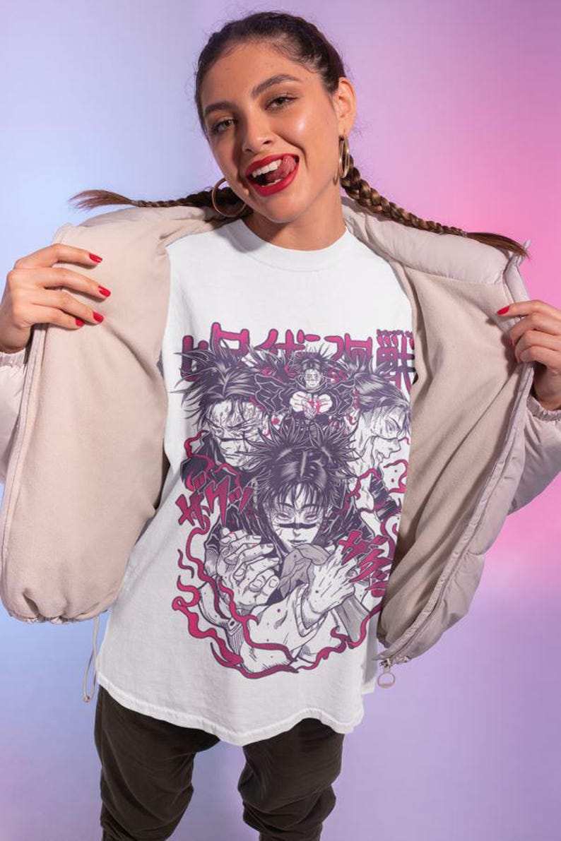 K&ouml;nnte beinhalten: Wei&szlig;es T-Shirt mit einem grafischen Druck einer Gruppe von Anime-Charakteren in Schwarzwei&szlig; mit roten Akzenten. Die Charaktere sind von rotem Rauch umgeben und der Text "血サカ" ist in Rot auf dem T-Shirt gedruckt.
