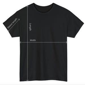 K&ouml;nnte beinhalten: Schwarzes T-Shirt mit Ma&szlig;en f&uuml;r L&auml;nge, Breite und &Auml;rmell&auml;nge.