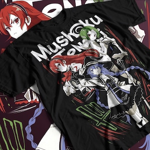 Könnte beinhalten: Schwarzes T-Shirt mit einem Grafikdruck von drei Anime-Charakteren. Die Charaktere sind ein Mädchen mit roten Haaren, ein Mädchen mit grünen Haaren und ein Mädchen mit blauen Haaren. Der Text "Mushoku Tensei" ist in Weiß auf dem Shirt gedruckt.