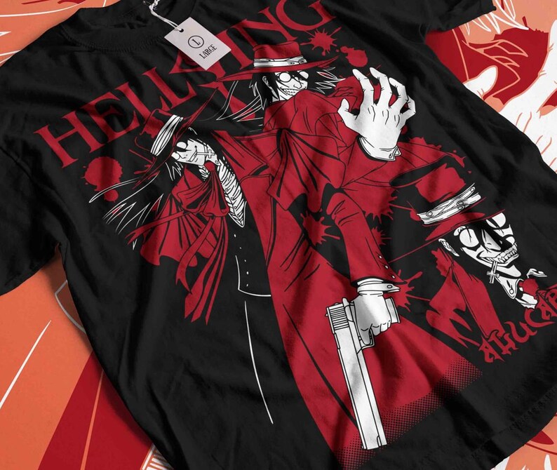 Może przedstawiać: Czarna koszulka z czerwoną grafiką postaci z anime Hellsing. Projekt przedstawia postać w długim czerwonym płaszczu, kapeluszu i trzymającą broń. Słowo "HELLSING" jest wydrukowane na g&oacute;rze na czerwono.