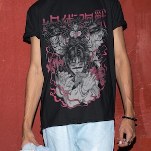 K&ouml;nnte beinhalten: Schwarzes T-Shirt mit einem grafischen Druck von Anime-Charakteren in Kampfpose. Der Text "Tokyo Ghoul" ist in japanischen Schriftzeichen auf dem Shirt gedruckt.