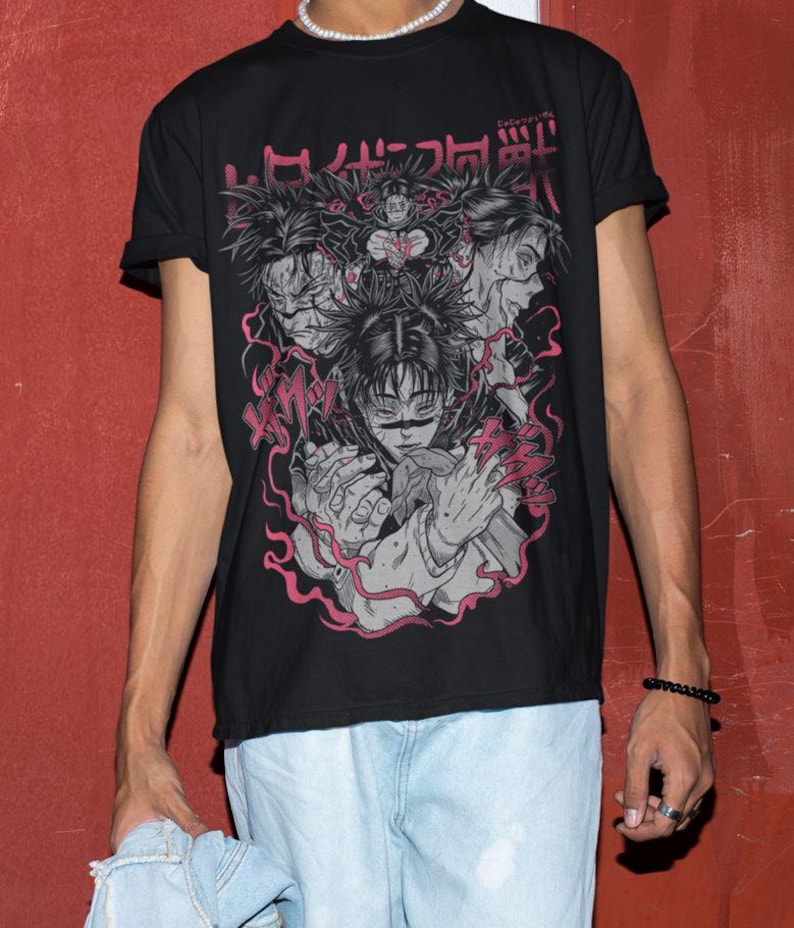 K&ouml;nnte beinhalten: Schwarzes T-Shirt mit einem grafischen Druck von Anime-Charakteren in Kampfpose. Der Text "Tokyo Ghoul" ist in japanischen Schriftzeichen auf dem Shirt gedruckt.