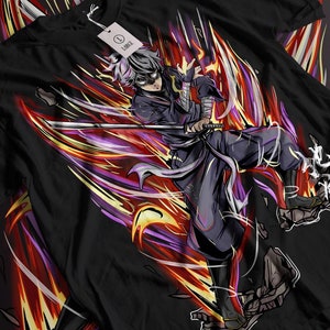 Pode incluir: Uma camiseta preta com uma estampa gráfica de um personagem de uma série de anime. O personagem é um jovem com cabelo e olhos pretos, vestindo uma roupa azul escura e branca. Ele está segurando uma espada e cercado por chamas.
