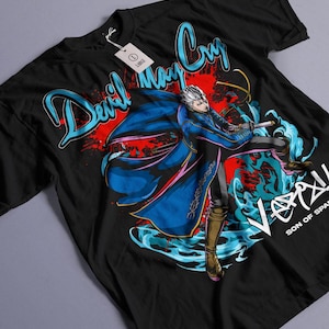 Peut inclure: T-shirt noir avec un motif bleu et rouge d'un personnage du jeu vidéo Devil May Cry. Le personnage tient une épée et porte une cape bleue. Le texte "Devil May Cry" est écrit en lettres bleues et rouges. Le texte "Vergil Son of Sparda" est écrit en lettres blanches.