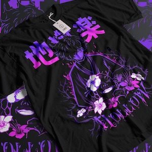 Pode incluir: Camiseta preta com um design gráfico roxo e rosa de um personagem com o texto "地  楽" e "FLOWER" na frente.