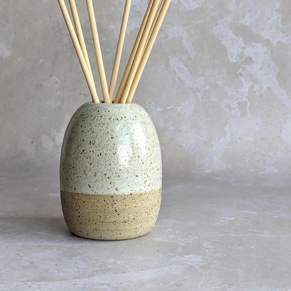 TUNDRA Handmade Stoneware Diffuser Pot with Reeds: Neutral Pottery, White Speckled Refillable Diffuser