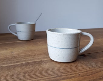 Weiß-blau gestreifte Tasse, handgemachte Kaffeetasse an der Küste, handgemachte Keramiktasse, große weiß glasierte Tasse, Geschenk für Tee- und Kaffeeliebhaber, minimalistische Tasse